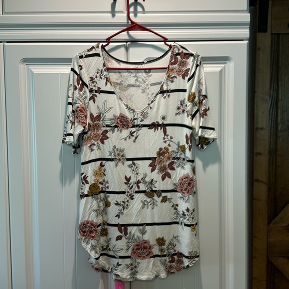 V neck tunic tee. Size medium. Like new. Great pattern and soft material. - Picture 1 of 4